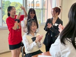 ヘアアレンジしてもらう女子生徒