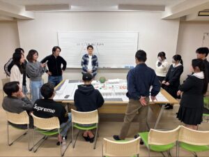 協力教育機関の一校として空間デザインに関わっていただいている、近畿大学 産業理工学部 小池研究室との準備風景