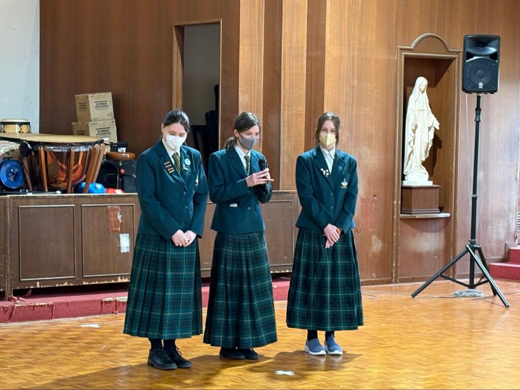 ランギオラ高校から来校した3名の交換留学生による挨拶