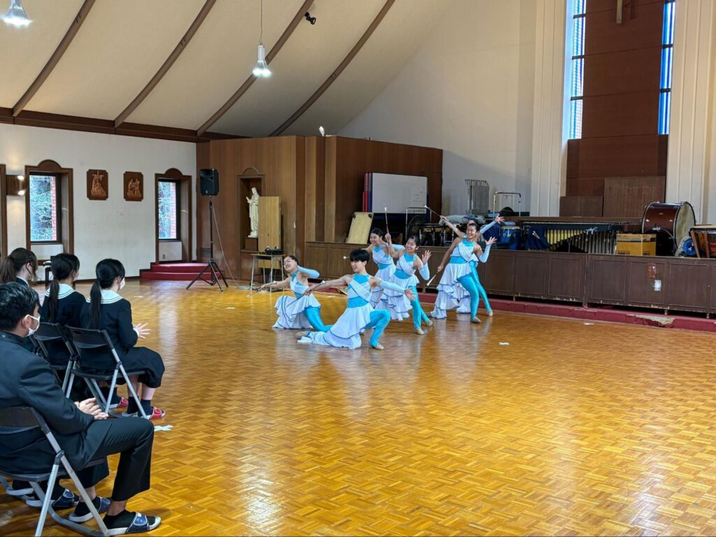 バトン部による演技