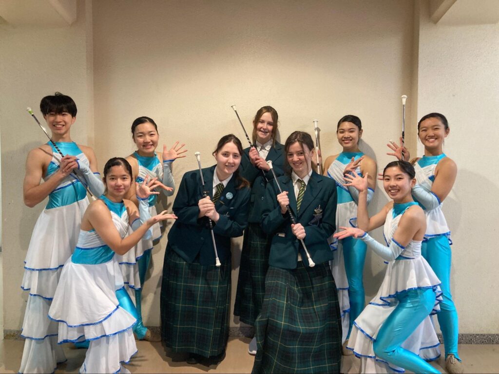 パフォーマンス後のバトン部メンバーと交換留学生たち