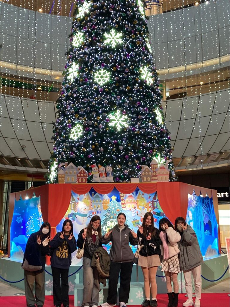 リバーウォーク北九州のクリスマスツリー前で