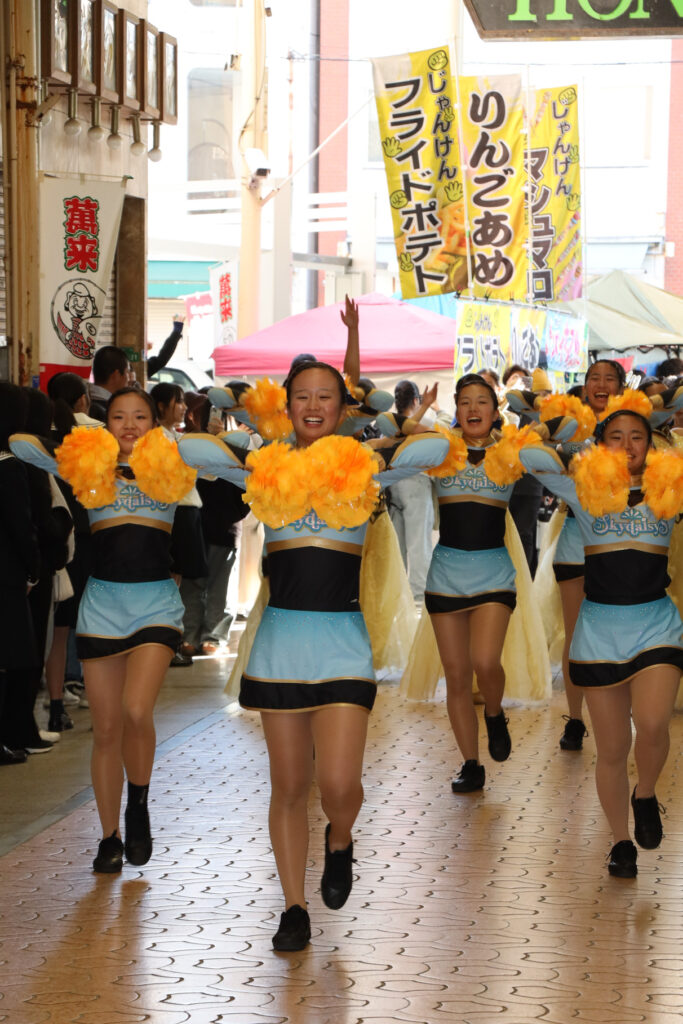 パレードを先導するのは、12月に全国大会と世界選手権大会を控えたダンス部