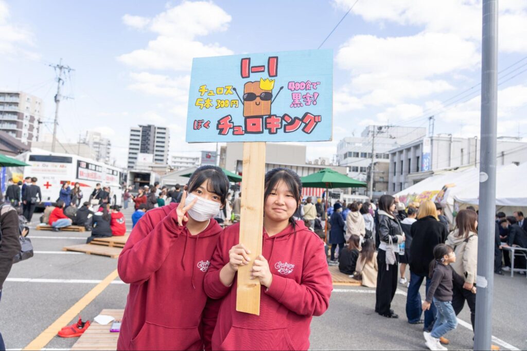 クラスパーカーを纏って集客活動する1年生