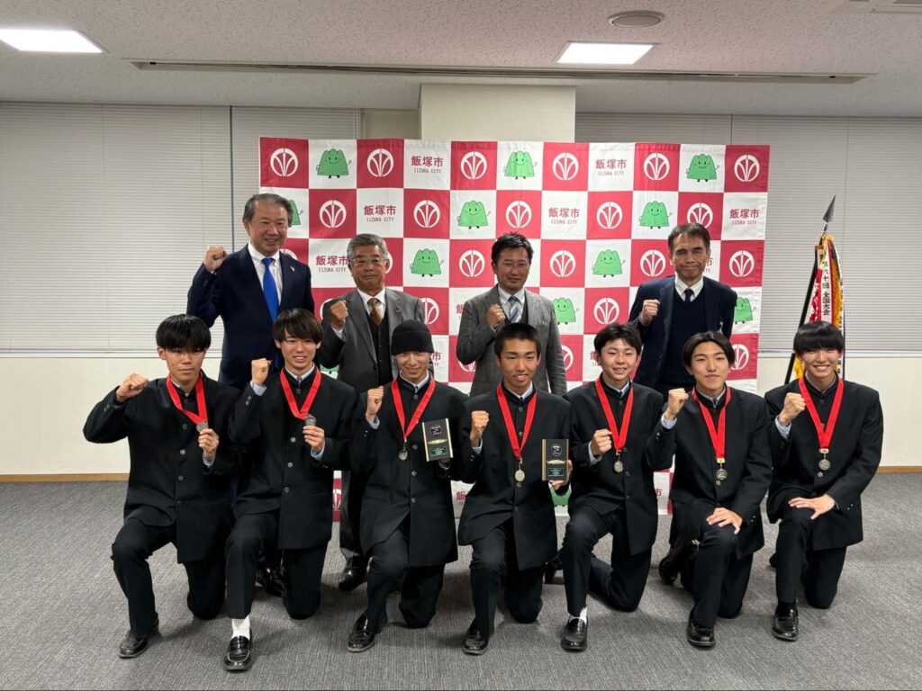 飯塚高校駅伝部が飯塚市役所を表敬訪問