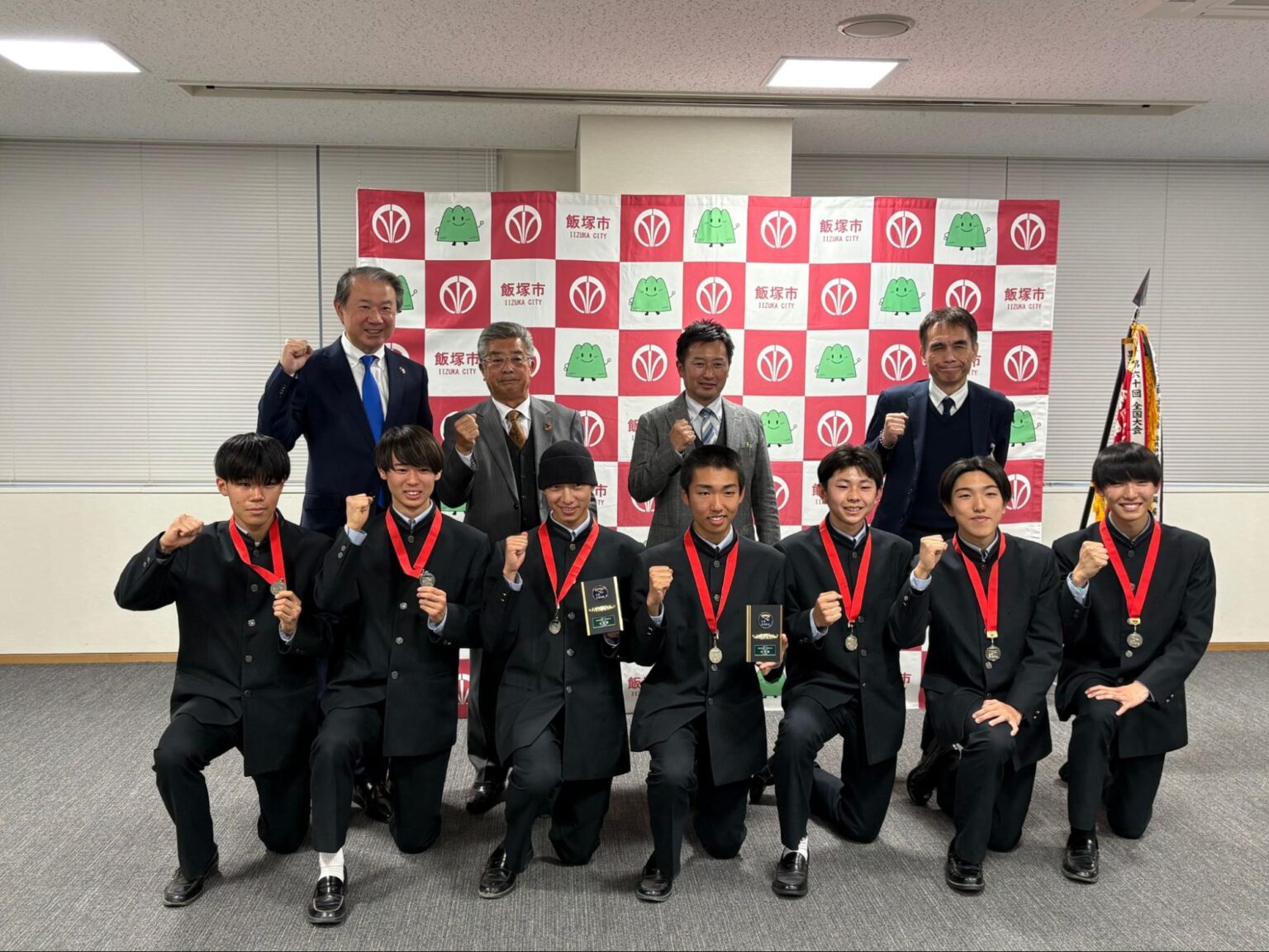 飯塚高校駅伝部が飯塚市役所を表敬訪問