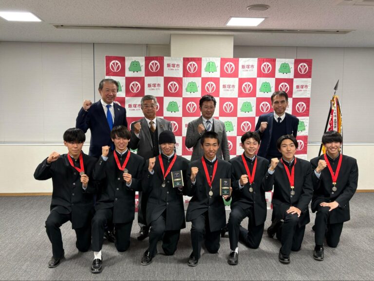 飯塚高校駅伝部が飯塚市役所を表敬訪問