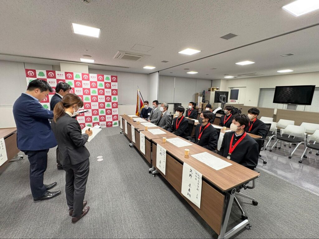 メディアの取材を受ける選手と指導者たち