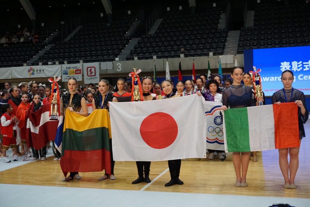 世界選手権大会で金メダルを獲得した飯塚高校ダンス部のSKY DAISY’S(飯盛・中村ペア)