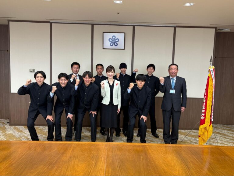 福岡県庁を表敬訪問した駅伝部