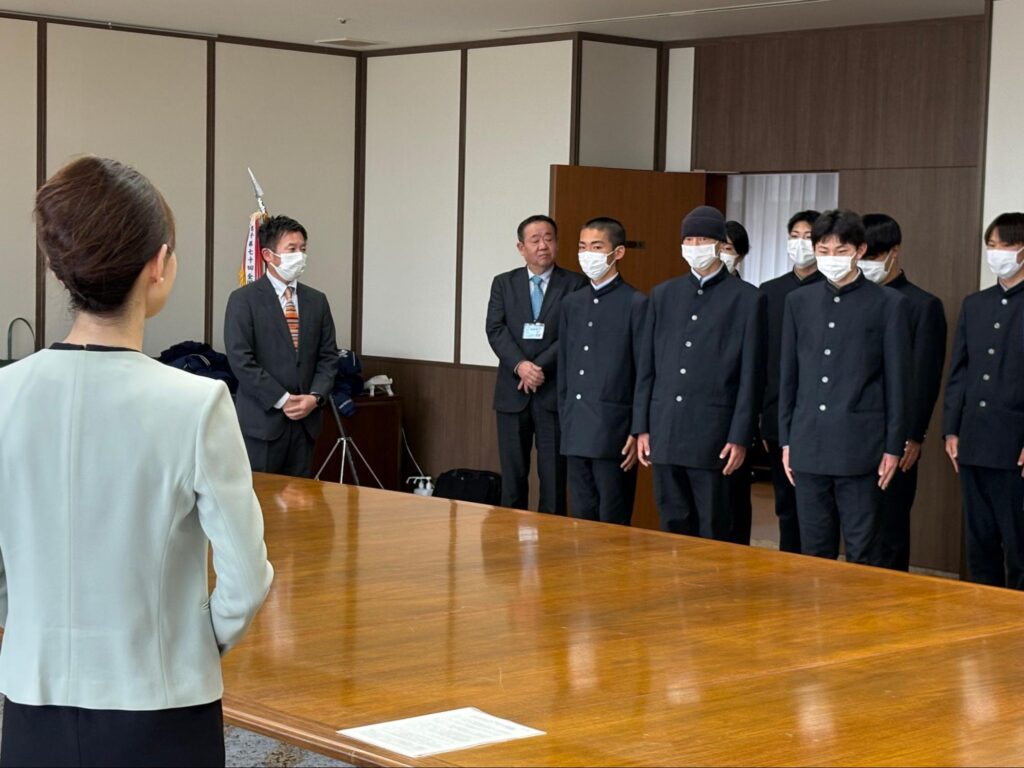 選手紹介をする佐藤監督