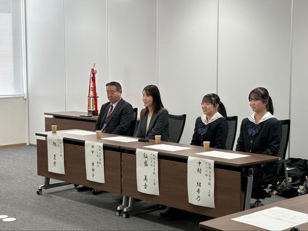 2大会での優勝を報告する田中顧問（左から2番目）