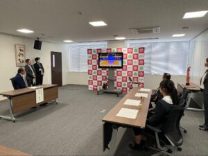 大会当日の演技映像を市長とともに視聴