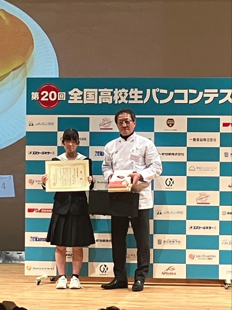 賞状を手にする渡辺さん