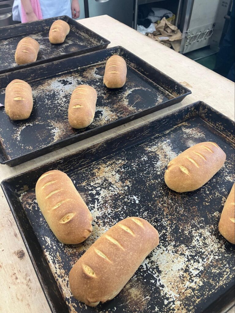 渡辺さん製作の「パリッとトマト、ふわっとパン」