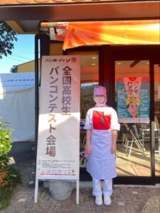 看板前で記念撮影