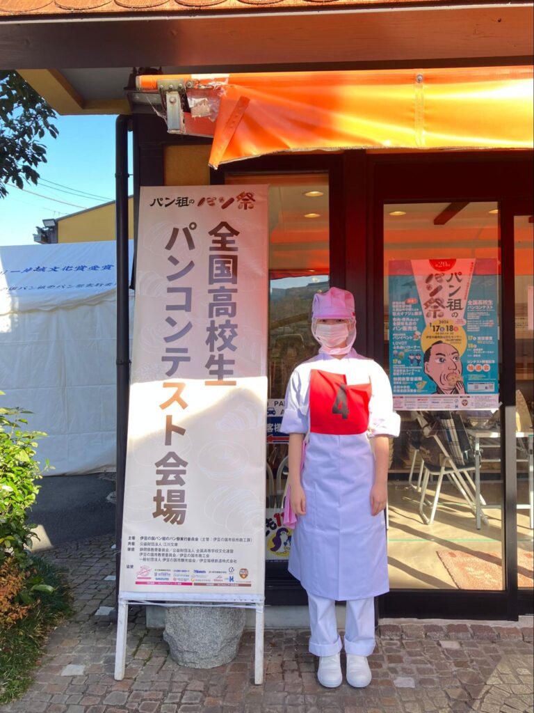 看板前で記念撮影