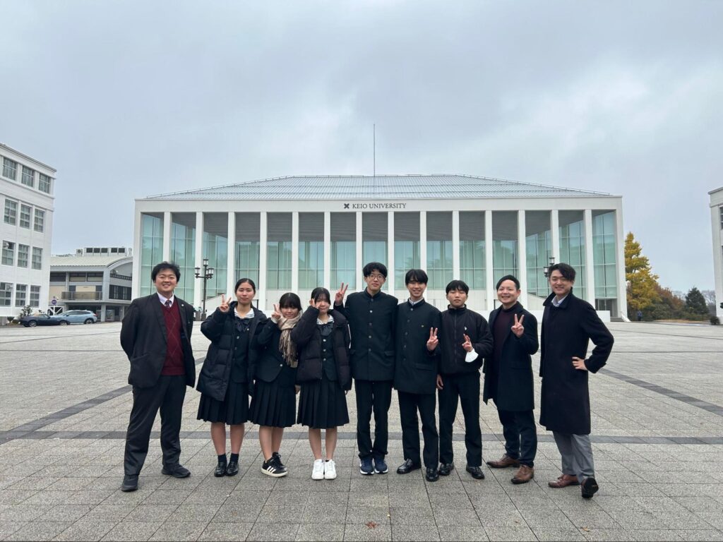 慶應義塾大学にて武田先生(右)と