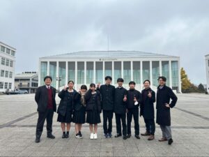 慶應義塾大学にて武田先生（右）と