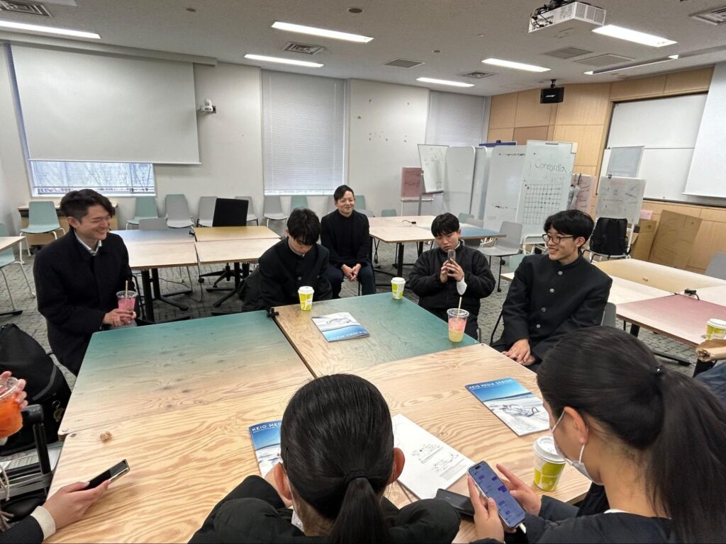 慶應義塾大学にて武田先生(左)、篠原宣道先生(中央)と歓談する生徒たち