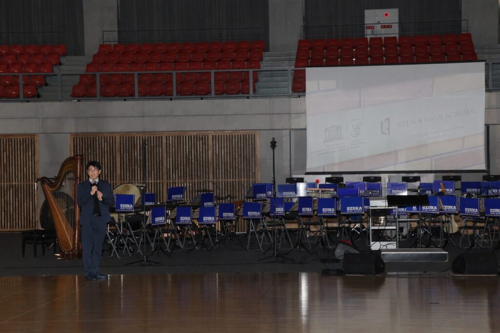 校常務理事/校長補佐の嶋田吉朗からの説明（ユネスコスクールの理念と、飯塚高校がその一員として認定されている意味について）