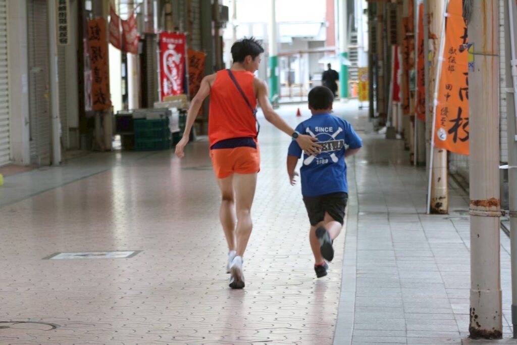 飯塚市の商店街で行われる「10時間耐久リレー」の様子