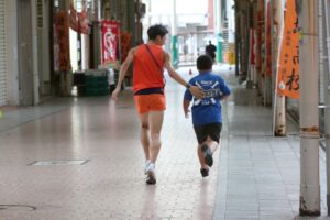 飯塚市の商店街で行われる「10時間耐久リレー」の様子