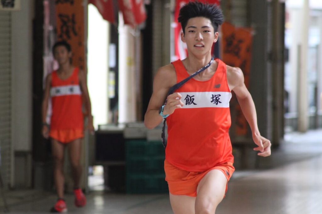 飯塚市の商店街で行われる「10時間耐久リレー」の様子