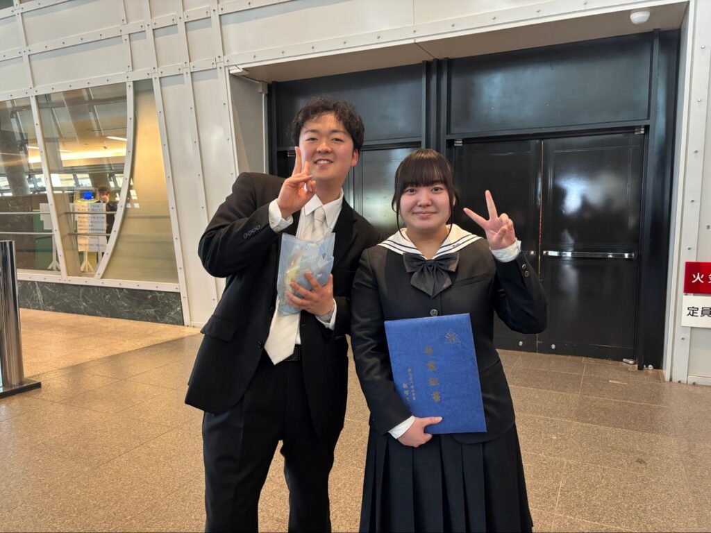 卒業式にて、小山先生と記念撮影