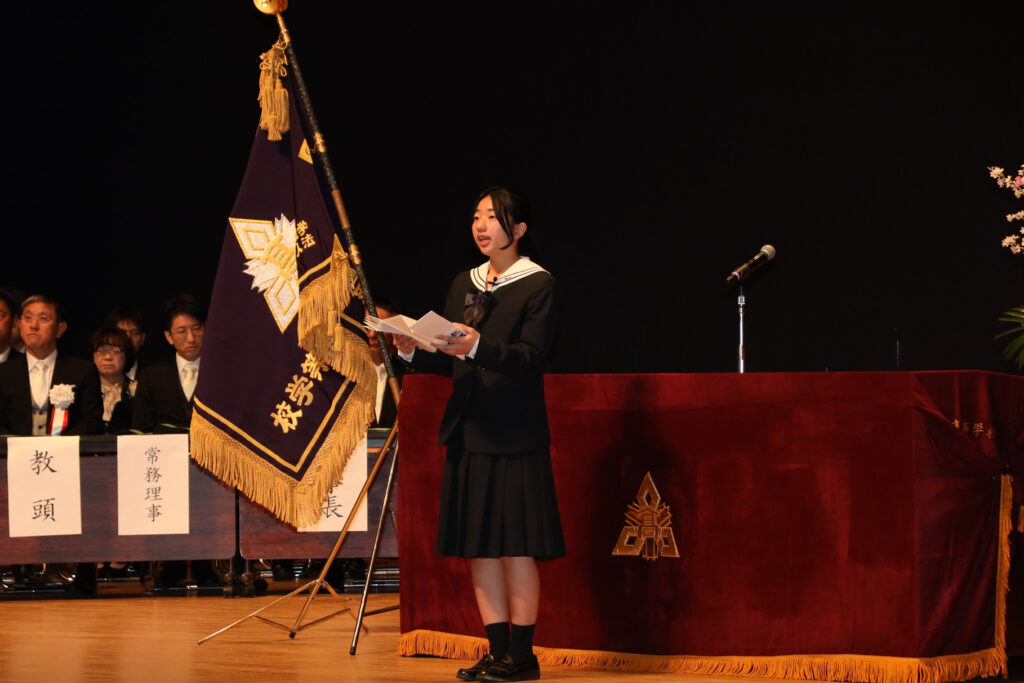 卒業生代表(前生徒会長)・松岡結愛さんによる答辞
