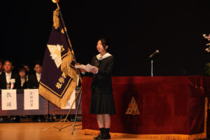 卒業生代表（前生徒会長）・松岡結愛さんによる答辞