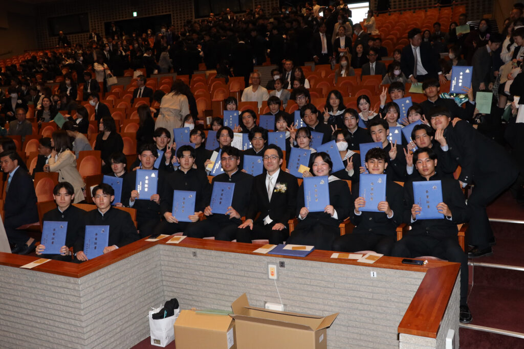 晴れやかな表情を見せる卒業生たち