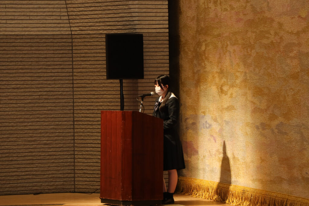 司会進行する生徒