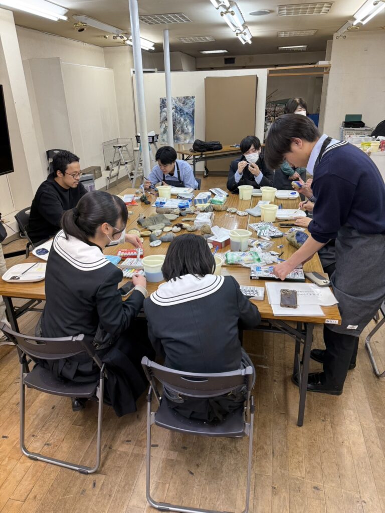 三宅哲平さんを囲んで創作に励む生徒たち