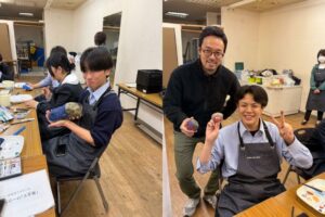 作品を手にする生徒たち