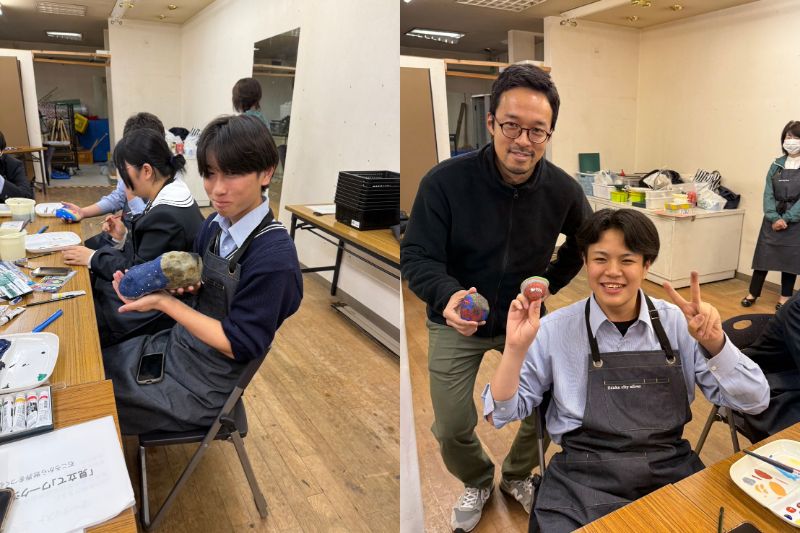 作品を手にする生徒たち