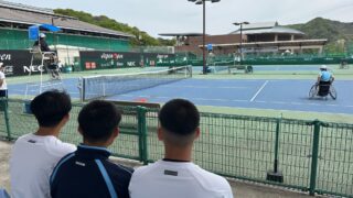 天皇杯・皇后杯第42回飯塚国際車いすテニス大会でボールパーソンを担当したネクストアスリートプロジェクトの生徒たち
