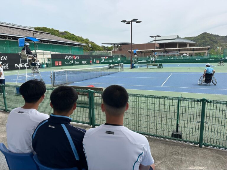 天皇杯・皇后杯第42回飯塚国際車いすテニス大会でボールパーソンを担当したネクストアスリートプロジェクトの生徒たち