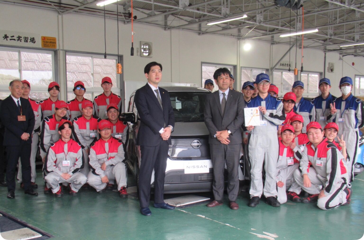飯塚高校でEV「サクラ」寄贈式　北九州日産モーターが支援