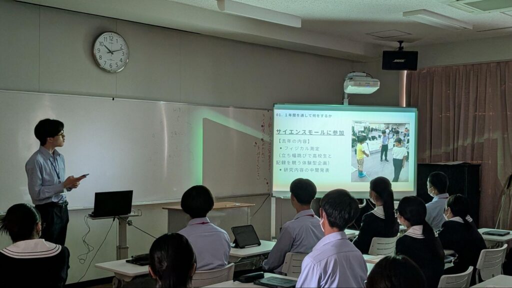 後輩たちにプレゼンする松元悠晴さん