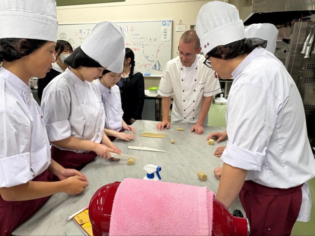 お菓子を作る生徒たち