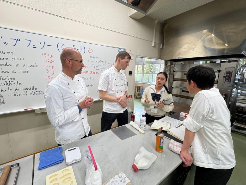 通訳に取り組むレアナさん