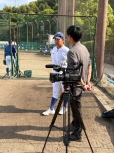 取材を受ける赤嶺槙悟部長
