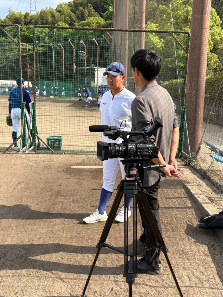 取材を受ける赤嶺槙悟部長