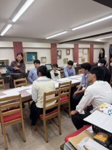 岡林まゆみさんの説明を聞く生徒たち