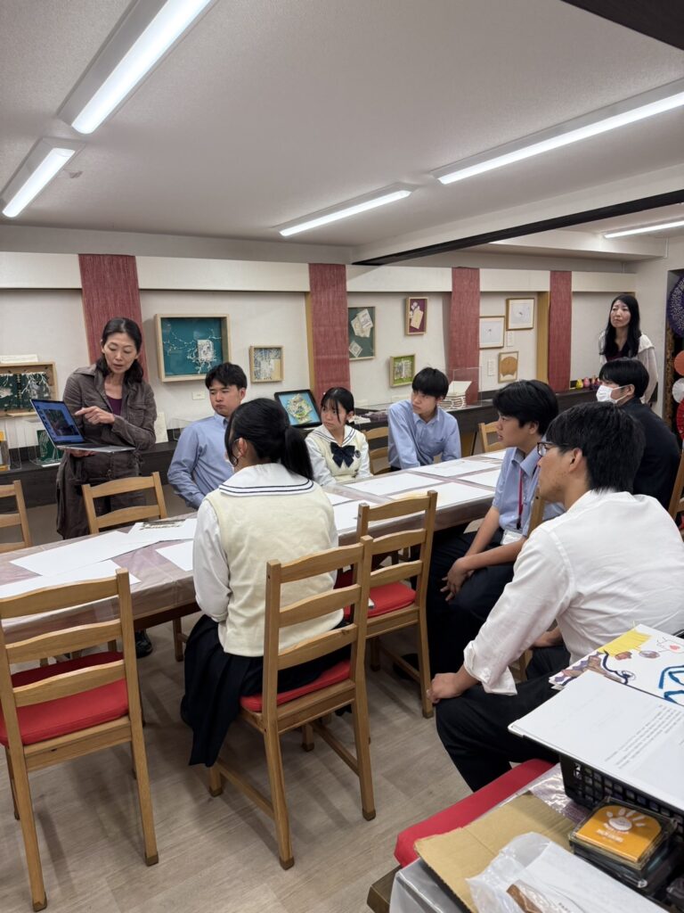 岡林まゆみさんの説明を聞く生徒たち