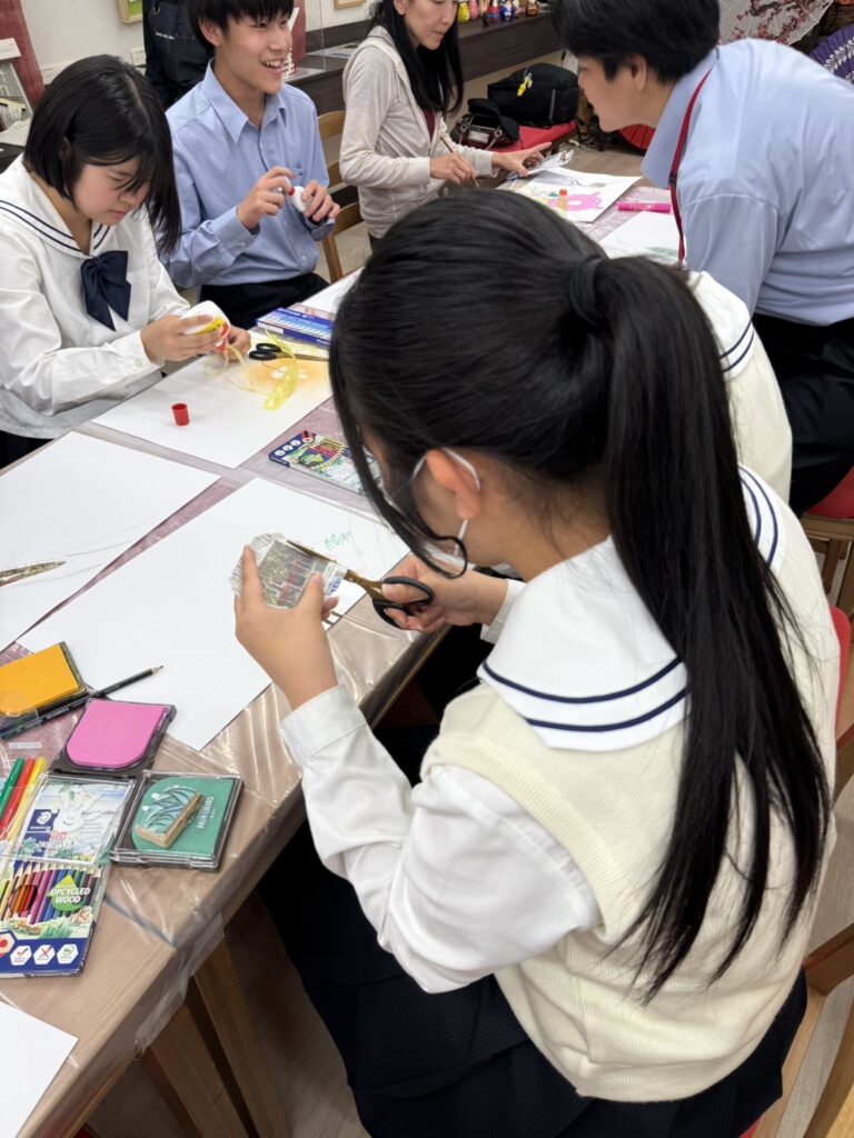 絵を描きつないでいく生徒たち