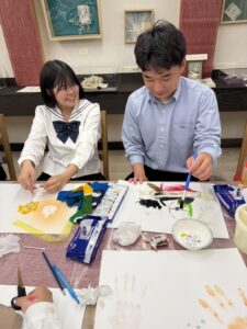 思い思いに絵を描く生徒たち