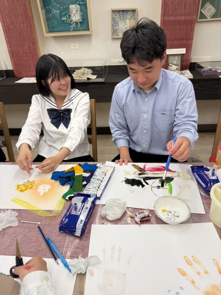 思い思いに絵を描く生徒たち