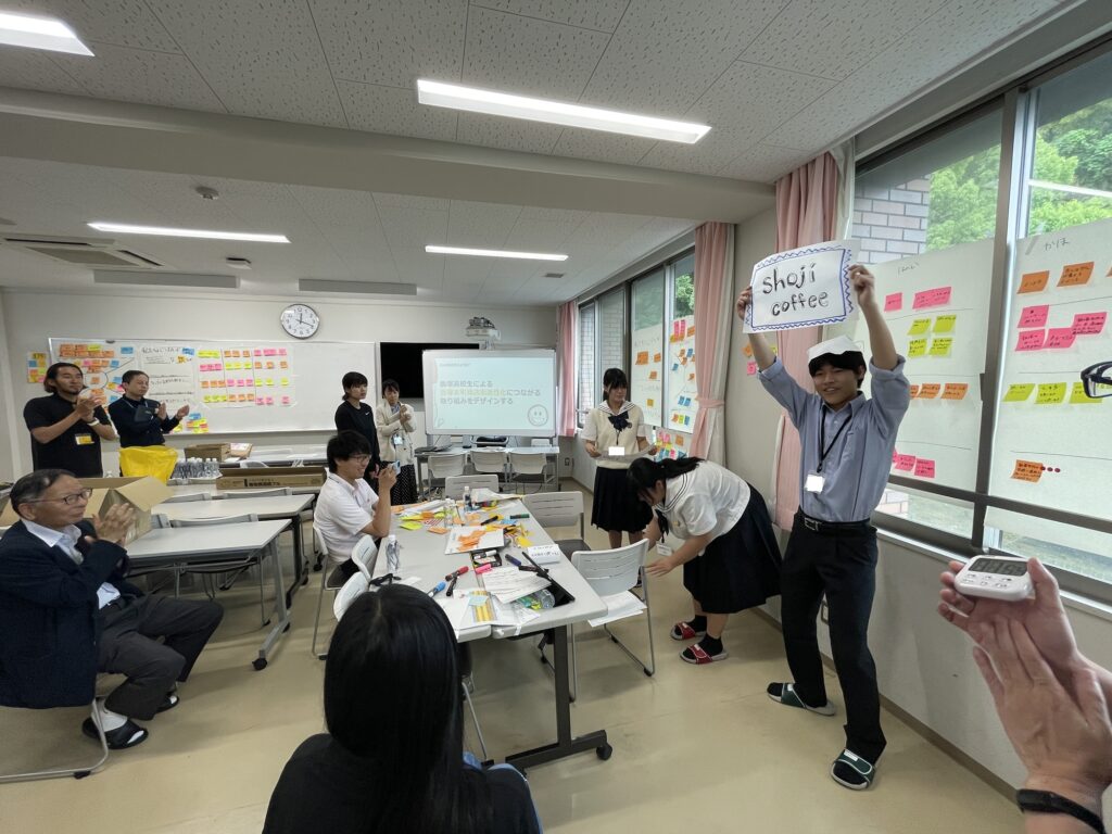 飯塚市内のカフェが自慢の商品を持ち寄る「カフェ大会」を開催する案を発表